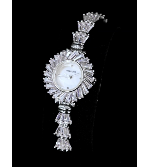 ساعة فخمة بتصميم راقي ومميز مطلية بالذهب مرصعة باحجار الزركون