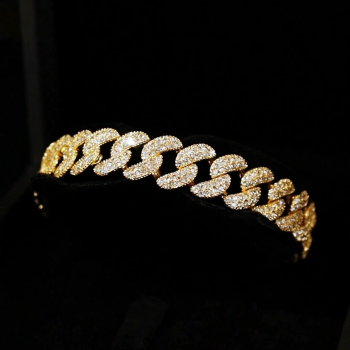 A luxurious bracelet