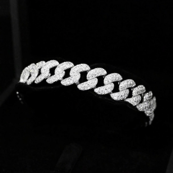 A luxurious bracelet