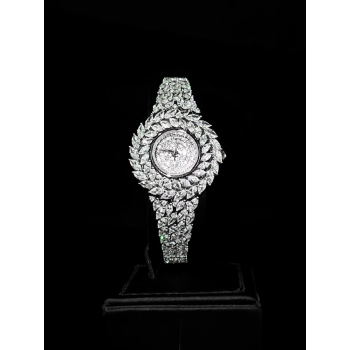 ساعة فخمة بتصميم راقي ومميز مطلية بالذهب مرصعة باحجار الزركون